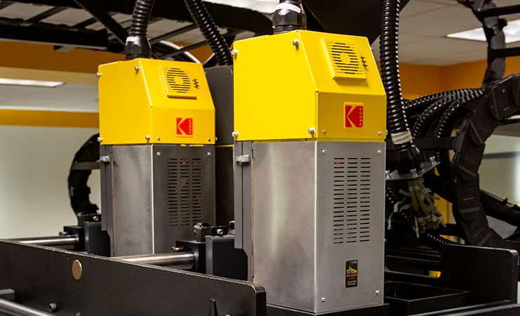 Véc ni kỹ thuật số Kodak Prosper mới là loại mực bóng gốc nước độc quyền có thể được phun thành lớp phủ vùng hoặc điểm lên các gói in bằng hệ thống in chìm Kodak Prosper S hoặc Kodak Prosper Plus (trong hình)